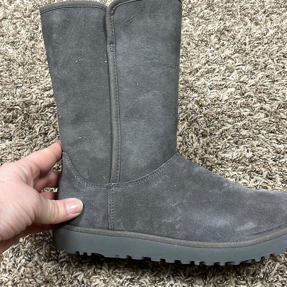 Brand new Uggs size 5, never worn still in box